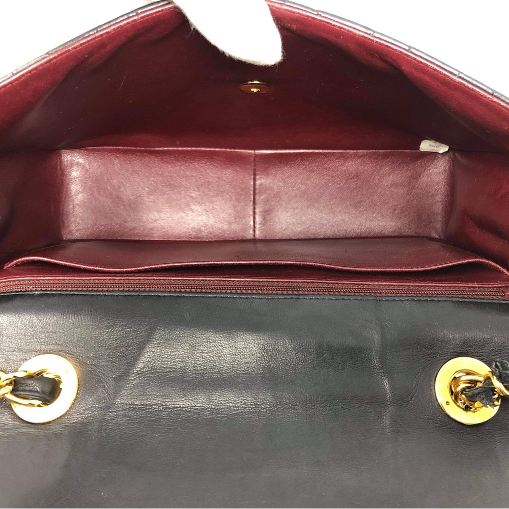Vintage Chanel with gold hardware in excellent condition. - Picture 5 of 7